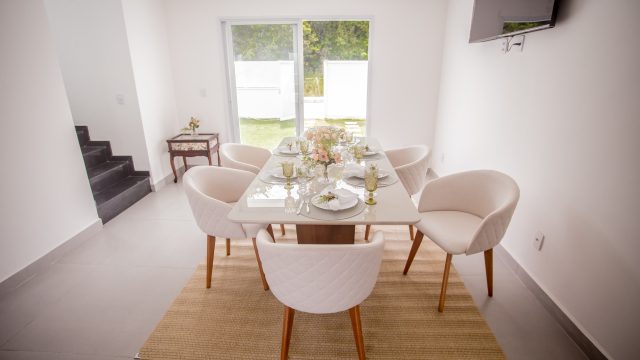 CASAS DUPLEX LUX0 – SANTA CRUZ CABRÁLIA – BA – 03 SUÍTES PÉ NA AREIA – R$ 760.000,00