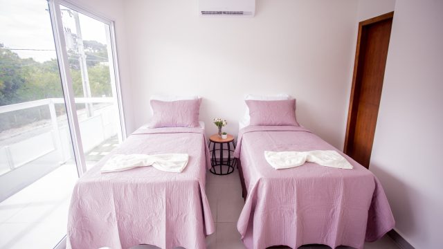 CASAS DUPLEX LUX0 – SANTA CRUZ CABRÁLIA – BA – 03 SUÍTES PÉ NA AREIA – R$ 760.000,00
