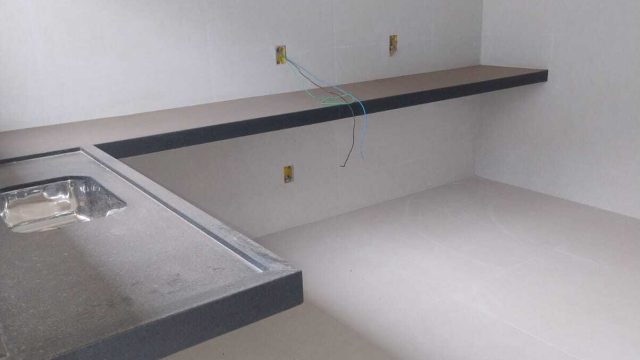 EXCELENTE CASA NOVA DUPLEX, EM FASE FINAL DE ACABAMENTO.