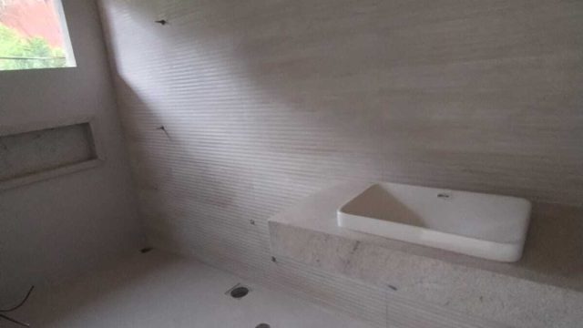 EXCELENTE CASA NOVA DUPLEX, EM FASE FINAL DE ACABAMENTO.