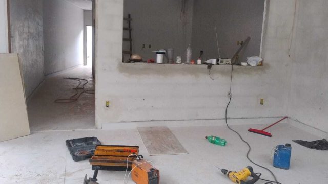 EXCELENTE CASA NOVA DUPLEX, EM FASE FINAL DE ACABAMENTO.